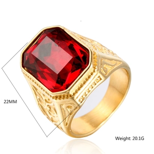 Dettaglio anello da uomo in oro con zircone rosso, peso 20,1g e altezza di 22mm