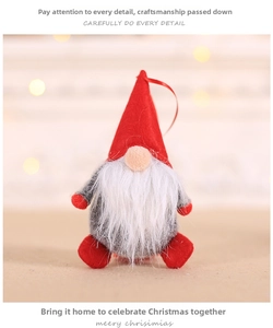 Détail d'un lutin de Noël nordique avec bonnet en feutre gris et barbe en fourrure blanche