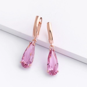 Eleganti orecchini pendenti in oro rosa con zirconi rosa a forma di goccia
