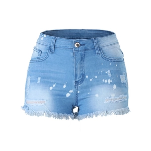 Pantaloncini in denim azzurro con strappi, schizzi di vernice bianca e bordi sfrangiati