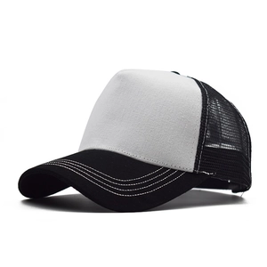 Detail der schwarz-weißen Mesh-Trucker-Cap mit Kontrastnähten am gebogenen Schirm