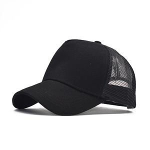 Detailansicht der atmungsaktiven Netzstruktur und des schwarzen Stoffes dieser Trucker Cap