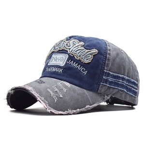 Dettaglio della visiera consumata e ricamo Blue Shark sul cappellino stile vintage