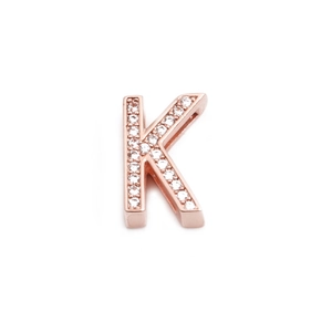 Detailansicht eines roségoldenen Buchstaben K Anhängers mit glitzernden Kristallen