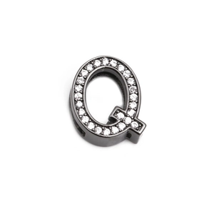 Makroaufnahme von kugelgestrahltem Q-Anhänger mit weißen Zirkonia-Steinen für Armbänder