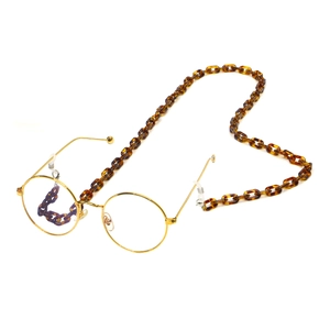 Retro round gold glasses with amber leopard acrylic chain in a heart-shaped layout