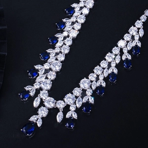 Vue détaillée du pendentif avec gemme bleue en forme de poire et oxydes de zirconium