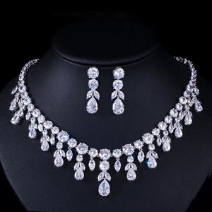 Parure bijoux de mariée argentée avec zircons AAA étincelants sur présentoir noir