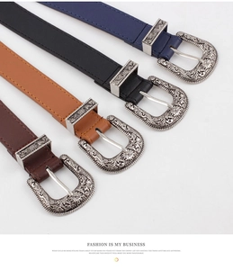 Détail de quatre ceintures en cuir vintage avec boucles argentées gravées style western