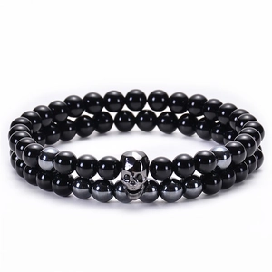 Vista macro del bracciale punk con onice nera e dettaglio ciondolo a teschio