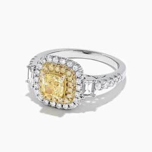 Dettaglio dell'anello di lusso con diamante giallo a cuscino, doppio halo e pavé
