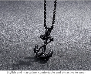 Vue macro du pendentif ancre en acier titane noir avec détail de fond texturé mat