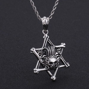 Pendentif hexagramme avec crâne argenté et chaîne torsadée sur fond texturé sombre