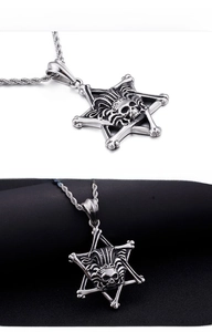 Détail du pendentif tête de mort hexagramme gothique en argent vintage avec chaîne torsadée