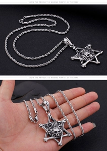 Détail du pendentif étoile tête de mort gothique sur une chaîne en corde torsadée