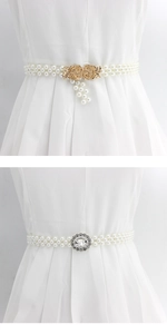 Détail d'une ceinture élastique en perles avec boucle rose dorée et fermoir strass