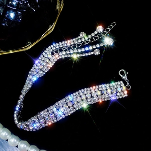 Vue détaillée d'un collier ras de cou brillant à plusieurs rangs de strass et franges