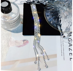 Vue détaillée du bracelet argenté à pampilles avec plusieurs rangées de strass brillants