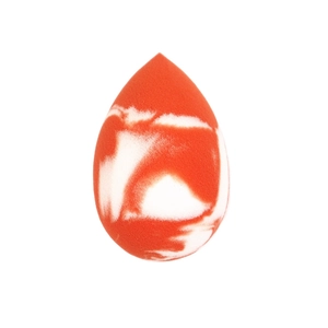 Detailansicht des Make-up-Schwamms mit orange-weißem Marmormuster in Tropfenform