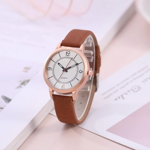 Orologio al quarzo da donna con cinturino in pelle marrone e cassa oro rosa su rivista