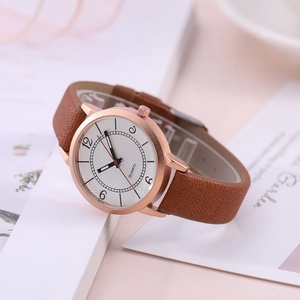 Orologio al quarzo da donna con cassa in oro rosa e cinturino in pelle marrone su fiori