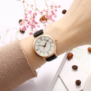Orologio al quarzo minimalista con cassa oro rosa e cinturino in pelle nera al polso