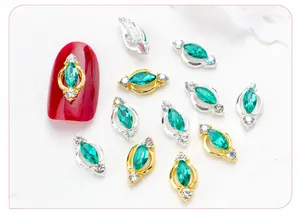 Détail macro de strass marquise émeraude avec base métallique dorée pour l'art des ongles