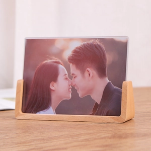 Minimalistischer U-förmiger Massivholz-Fotorahmen mit Acrylglas auf einem Holztisch