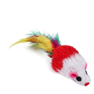 Gros plan d'une souris en peluche pour chats avec une queue en plumes multicolores