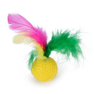 Détail d'une balle de jeu pour chat en plastique avec des plumes multicolores