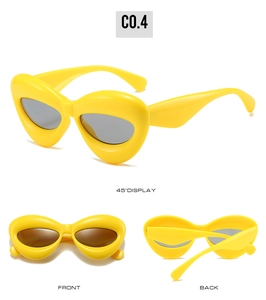 Trois perspectives de lunettes de soleil lèvres jaunes avec monture épaisse et verres foncés