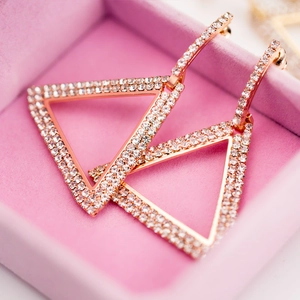 Pendientes geométricos de triángulo en oro rosa para mujer con brillantes de cristal