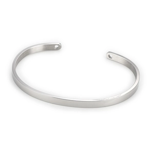Brazalete abierto en forma de C de acero inoxidable plateado con detalles de agujeros