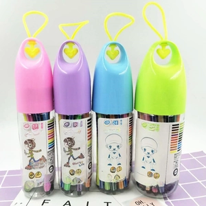 Vista detallada de botellas de rotuladores acuarelables portátiles con anillos de color.