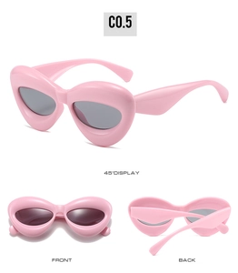 Vues détaillées sous plusieurs angles de lunettes de soleil roses en forme de cœur