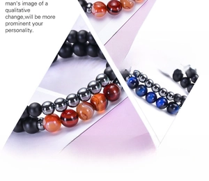 Détails macro des perles d'agate noire mate et d'oeil de tigre sur bracelets