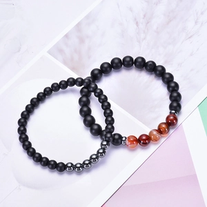 Détail macro de bracelets extensibles en perles noir mat et oeil de tigre avec argent