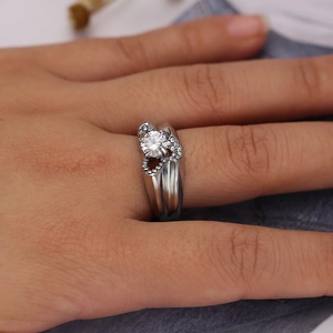 Elegante zilveren hartring met een ronde briljant geslepen middensteen op de vinger