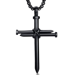 Détail du pendentif croix noire en acier inoxydable avec design unique de trois clous