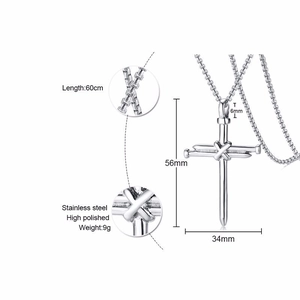 Détail du pendentif croix en clous d'acier inoxydable de 60cm avec fini poli brillant