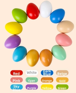 Vue de dessus de douze œufs de Pâques en bois colorés disposés en un cercle parfait et net