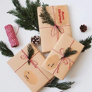 Rotolo di 300 adesivi natalizi in carta Kraft con scritte Merry Christmas e tag