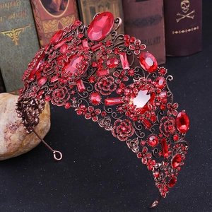 Détail d'une couronne baroque de luxe avec strass rouges sur base en bronze