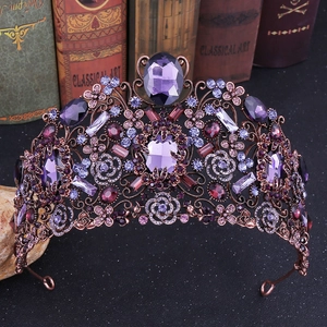 Détails de la tiare baroque en bronze avec cristaux violets et motifs floraux élégants