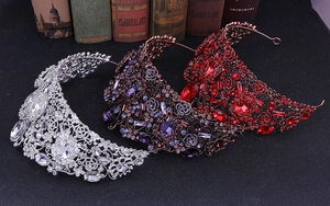 Détails de luxueuses couronnes de mariée baroques avec strass blancs, violets et rouges