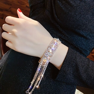 Vue détaillée d'un bracelet à franges en strass multicouches porté au poignet en or rose