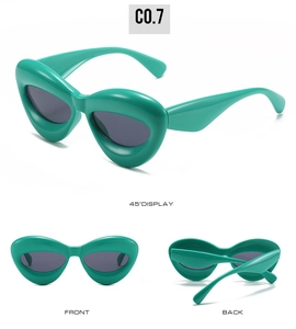 Affichage trois vues de lunettes de soleil lèvres vert menthe avec finition brillante