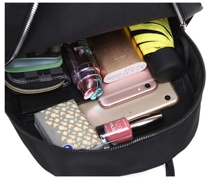 Vista interna che mostra la grande capacità e le tasche organizzate dello zaino in oxford