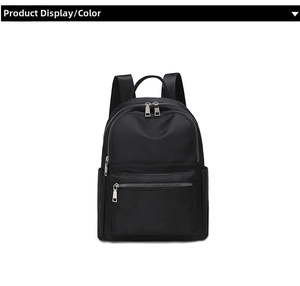 Vista frontale di zaino nero in tessuto Oxford impermeabile con doppia zip e tasche laterali