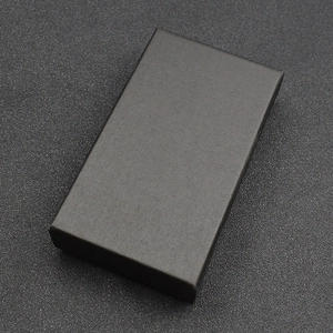 Scatola regalo nera rettangolare 95x50x20mm con trama pregiata e bordi rifiniti con cura